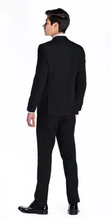 Ambo de fiesta Florenzi modelo Cezzari, corte slim fit. Incluye chaqueta con solapas en punta con detalle de raso al tono, cierre de dos botones y bolsillos de doble vivo. Pantalón de vestir a juego con bolsillos de doble vivo.