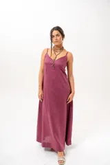 Vestido largo magenta de lino, con tirantes finos y escote en V.