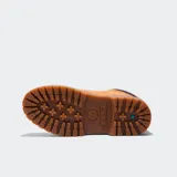 Bota de plataforma Timberland de 6 pulgadas, confeccionada en cuero nobuk impermeable color tostado. Presenta cuello acolchado en color marrón oscuro, cordones bicolores y suela de goma dentada de gran altura. Incluye el logo de la marca grabado en el lateral.