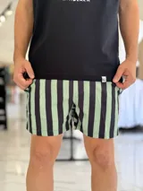 Short de baño con diseño de rayas verticales en color azul marino y blanco, con cintura elástica y cordón ajustable.