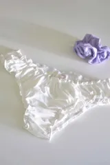 Vedetina de algodón suave color negro con terminaciones fruncidas.