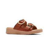 Sandalias de cuero color marrón con plataforma y hebillas doradas.