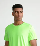 Remera deportiva verde militar de manga corta, confeccionada en tejido de malla 100% poliéster con tecnología Get Dry.