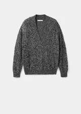 Jersey de punto jaspeado en tonos grises y negros, con cuello en V profundo, mangas largas y diseño recto holgado.