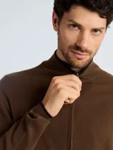 Campera de punto tipo sweater con cierre frontal completo, cuello alto y detalles en color gris en el borde del cuello, puños y ruedo.