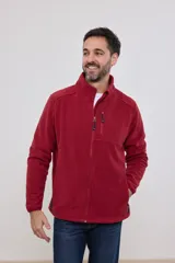 Campera de micropolar color verde oscuro, con cuello alto, cierre frontal completo, bolsillos laterales y un bolsillo con cierre en el pecho.