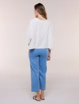 Jegging crop de estilo pull-on confeccionado en denim con elasticidad para un calce adaptable, cintura ancha totalmente elastizada, bolsillos simulados pespunteados y pierna de corte recto con largo tobillero.