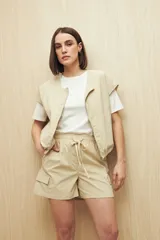 Short negro estilo cargo con cintura elastizada y cordón ajustable. Presenta bolsillos laterales con tapa y calce relajado.