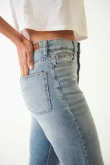 Jean recto de denim 100% algodón, color celeste claro con efecto desgastado. Presenta tiro alto, trabillas para cinturón y bolsillos delanteros y traseros.