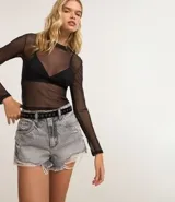 Short de jeans de mujer, modelo slim fit, color celeste claro con efecto desgastado y terminación deshilachada en el ruedo. Presenta tiro alto, trabillas para cinturón y cierre frontal tradicional.