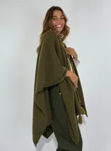 Ruana marrón con detalle de trenza frontal y terminación con flecos.