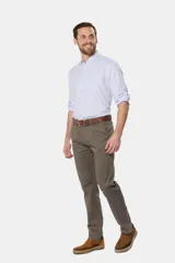 Pantalón de vestir azul marino, de corte recto, con bolsillos laterales y traseros. Se ajusta a la cintura con cinturón de cuero marrón.