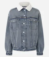 Campera trucker de jean azul con cuello de corderito blanco, cierre frontal con botones metálicos, bolsillos frontales con solapa y puños abotonados.