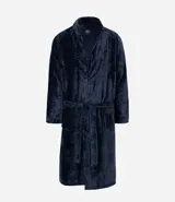 Bata de baño masculina confeccionada en fleece texturizado, con cuello solapa, mangas largas, lazo ajustable en la cintura y bolsillos delanteros.