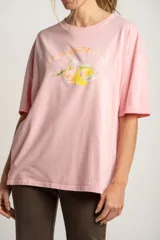 Remera rosa de algodón con calce oversize y estampa de limones y naranjas con la frase "Paris Orange".