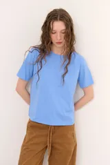 Remera de manga corta y cuello redondo color crudo, corte clásico y holgado.