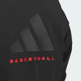Hoodie Adidas de baloncesto color negro, con capucha, bolsillos laterales con cremallera y puños y dobladillo acanalados.