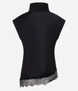 Blusa de crepé con acabado satinado marca Cortelle, sin mangas, con cuello alto, hombros alargados y ruedo asimétrico con detalles de encaje.