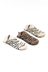 Pack de tres pares de medias cortas tipo ankle con estampado animal print tipo tigre en tonos beige, marrón y crudo con líneas negras.