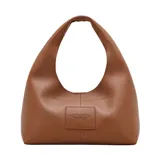 Cartera tipo hobo Marc Jacobs modelo The Sack, confeccionada en cuero premium color marrón con textura granulada. Presenta el logo de la marca estampado en el frente y una correa integrada para llevar al hombro.