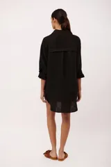 Vestido camisero corto color borgoña de lino italiano, con cuello camisero, manga larga, cierre frontal con botones y dos bolsillos de parche en el pecho con bordado de cerezas.