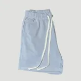Short deportivo celeste de algodón con cintura elástica y cordón ajustable.