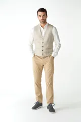 Chaleco sastrero masculino de lana color beige, con forro y bolsillos delanteros.