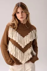 Sweater negro tejido de punto con cuello alto y silueta relajada, decorado con flecos marrones dispuestos en forma de V en la parte frontal.