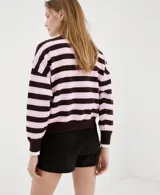 Jersey de punto con diseño de rayas horizontales en color marrón y rosado, de manga larga y cuello redondo.