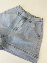 Short de jean celeste con terminaciones desflecadas.