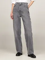 Pantalón jean gris de corte amplio y recto, con tiro alto y efecto lavado.