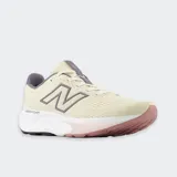 Championes de running New Balance Fresh Foam X 520 v9, color beige claro con detalles en violeta y suela con toques en rosado y blanco. Presentan capellada de malla transpirable, entresuela Fresh Foam amortiguadora y el logo "N" característico en los laterales.