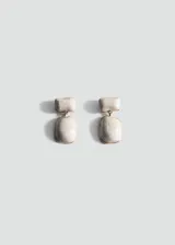Aros colgantes de diseño largo con dos piezas rectangulares de bordes redondeados en acabado esmaltado color gris marmolado.