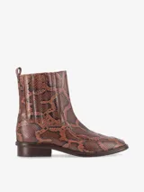 Bota baja de cuero con grabado snake en tonos marrones y negros, punta cuadrada, elásticos laterales y taco bajo de madera.