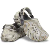 Zuecos Crocs modelo Echo Clog Marbled, con diseño texturizado en tonos gris y tostado, perforaciones superiores y tira ajustable en el talón.