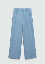 Pantalón wide leg de lyocell color celeste, tiro medio con trabillas para cinturón y bolsillos laterales. Presenta cierre delantero con cremallera y botón, además de costuras pespunteadas a lo largo de las piernas.