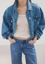 Jeans de denim de tiro medio y corte recto, con diseño clásico de cinco bolsillos y lavado azul medio.