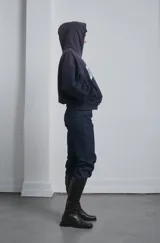 Pantalón jean de corte recto, color gris oscuro, confeccionado en 100% algodón. Diseño clásico con bolsillos delanteros y traseros.