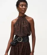 Blusa sin mangas con estampado animal print en tonos marrones y negros, escote halter con cuello alto y cierre posterior con botón. Confeccionada en crepé de viscosa certificada.