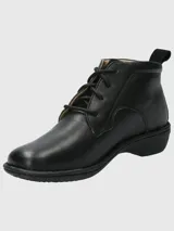 Botín acordonado de cuero liso negro, con diseño clásico, forro textil y suela de goma para mayor tracción.