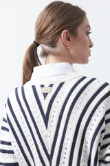 Sweater tramado y calado a rayas blancas y azul marino, con escote en V y mangas largas.