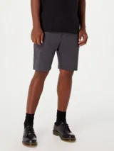 Bermuda básica masculina de color gris oscuro, con cintura elástica y cordón ajustable.