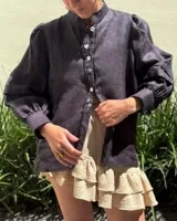 Blusa de lino color gris oscuro, con cuello mao, mangas abullonadas con puños y cartera frontal con botones y detalles bordados a mano.