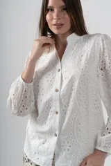 Camisa blanca de algodón con bordados perforados y botones de madera.