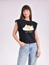 Remera color beige con mangas cortas y cuello redondo. Estampado frontal con la frase "Save the Wildlife" y la silueta de un leopardo.