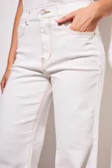 Pantalón de jean blanco, de corte wide leg y tiro medio, con terminación desflecada.