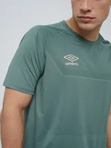 Remera deportiva Umbro modelo Axis, de manga corta, color gris claro con textura perforada transpirable y logo negro de la marca en el pecho.