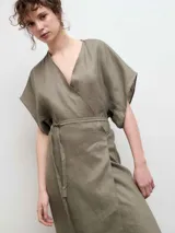 Kimono largo tipo vestido cruzado, confeccionado en lino color azul marino, con mangas cortas amplias y lazo ajustable en la cintura.