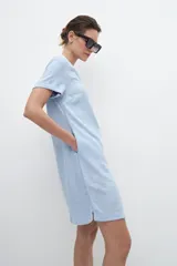 Vestido celeste de lino con corte recto, mangas cortas y cuello redondo.