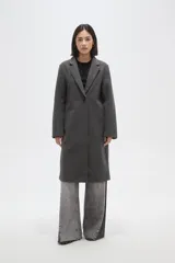 Tapado de corte recto con solapas clásicas y cierre frontal de un botón. Presenta mangas largas y bolsillos laterales integrados.